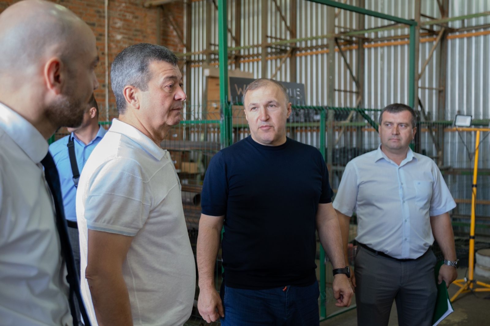 Глава республики Мурат Каральбиевич Кумпилов посетил Республиканский бизнес-инкубатор, где встретился с резидентами, с руководством и коллективом учреждения