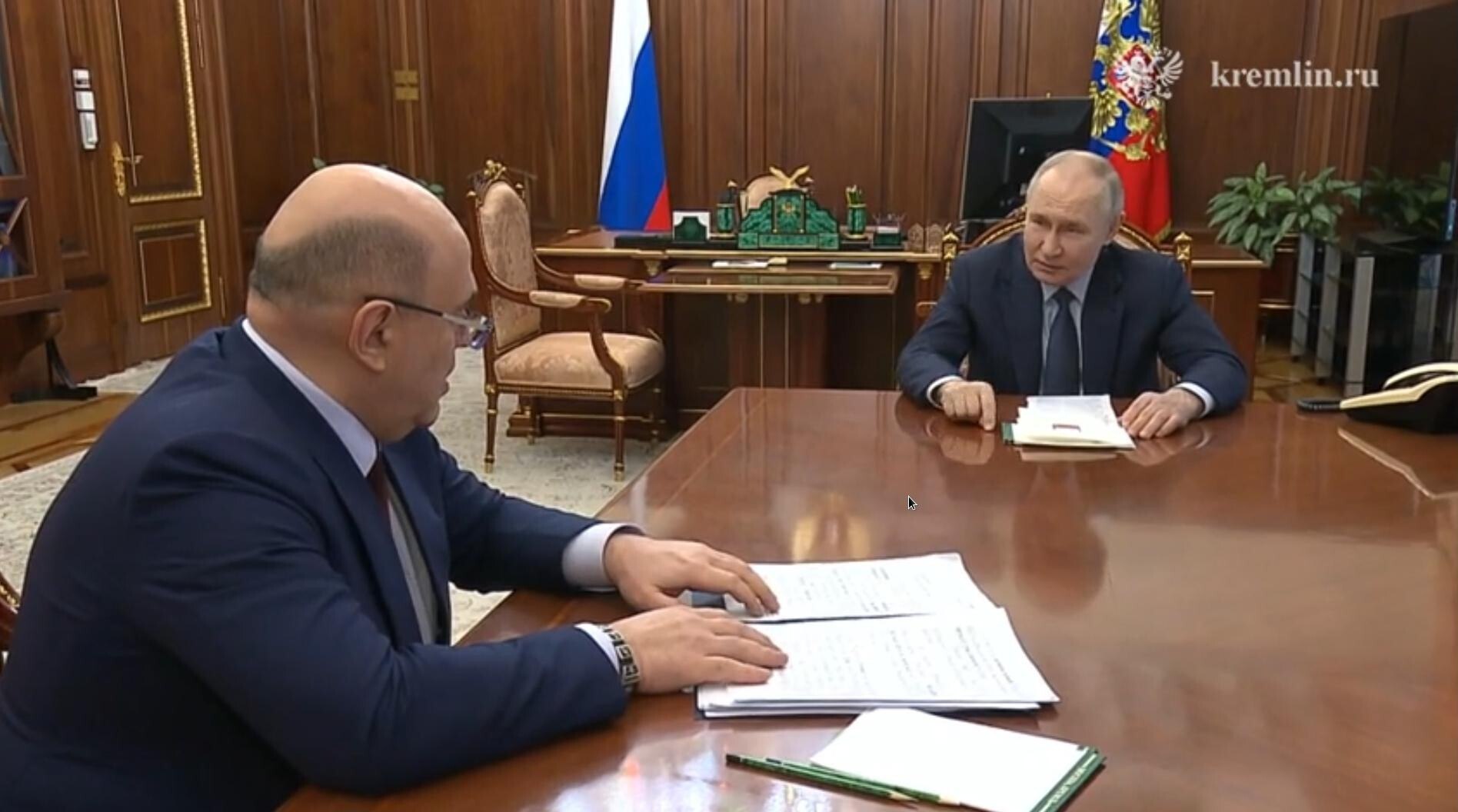 Путин поручил правительству внедрять отраслевые меры поддержки